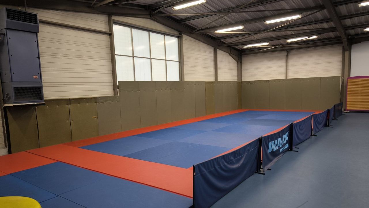 La salle de pratique de la MJC-MPT Le Couarail : tatami et zone de sécurité